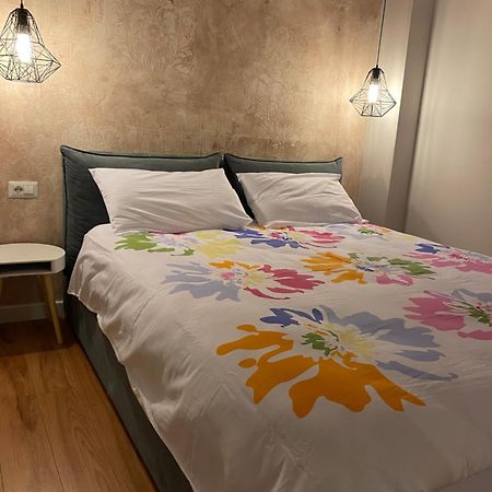 Mel'S Place Тирана Екстер'єр фото